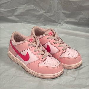 Nike Dunks Triple Pink